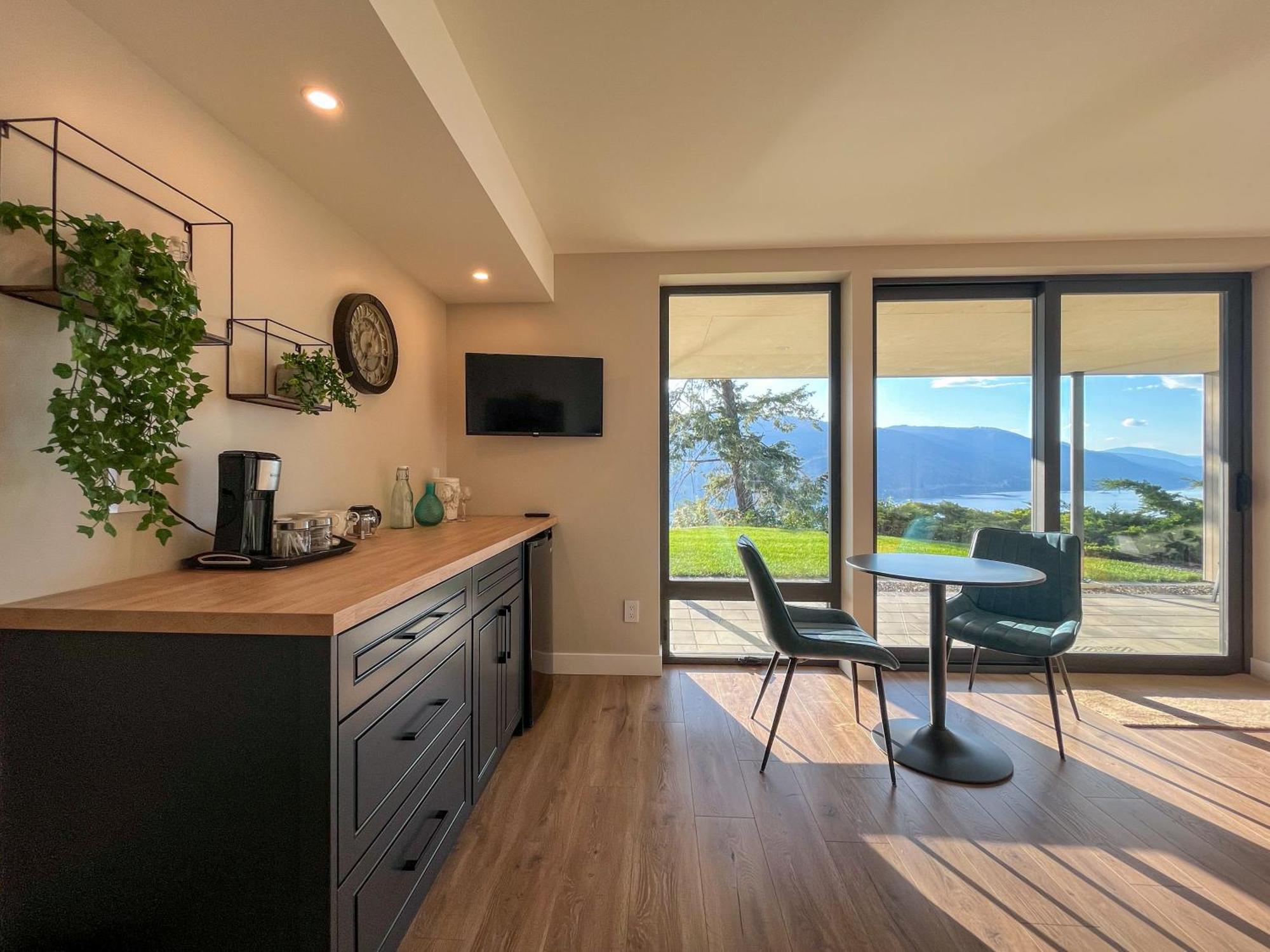 Kelowfornia Lakeview Retreat Kelowna Room photo