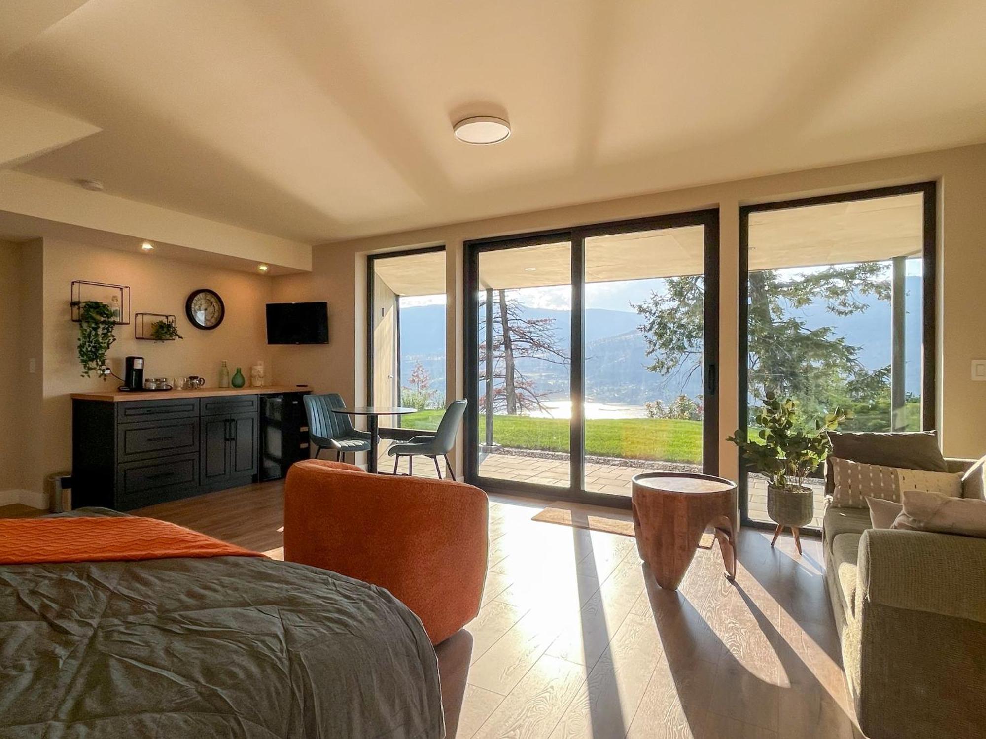 Kelowfornia Lakeview Retreat Kelowna Room photo